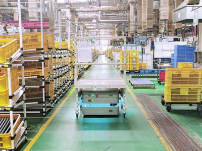 濱海新區(qū)本土企業(yè)自主研發(fā)機(jī)器人，以創(chuàng)新技術(shù)引領(lǐng)廠內(nèi)智慧物流新變革